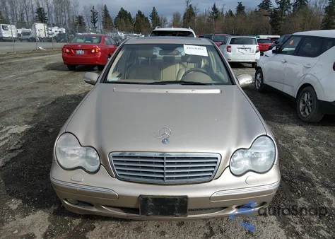 2002 Mercedes-Benz C 240 z USA, uszkodzony, nr VIN WDBRF61J42F284182